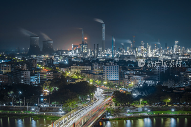 夜晚的工业城市灯火辉煌的景象