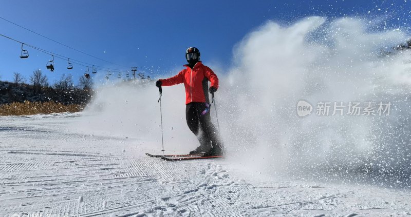 滑雪者在雪场滑雪