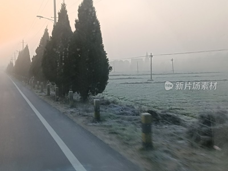 朦胧雾色中道路和田野的景色