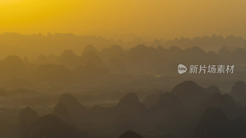 鸟瞰日落时分的桂林山景