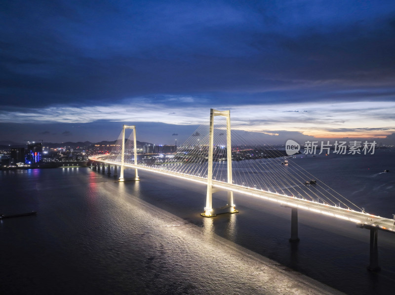 跨越海湾的深中通道夜景