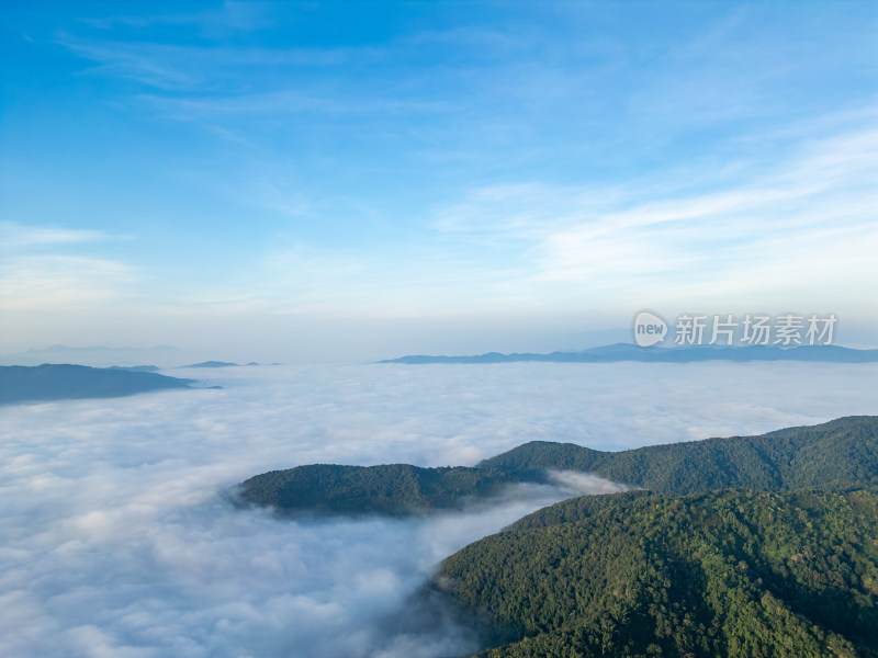 航拍云海之上的山峦