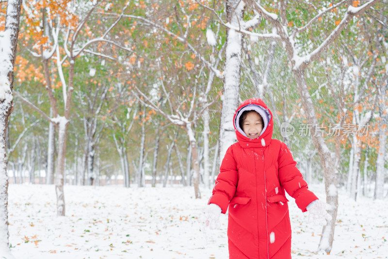 冬天在公园玩雪的中国女孩形象