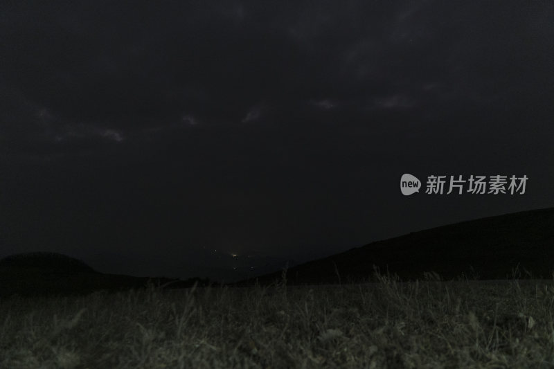 夜晚旷野草地的宁静景象