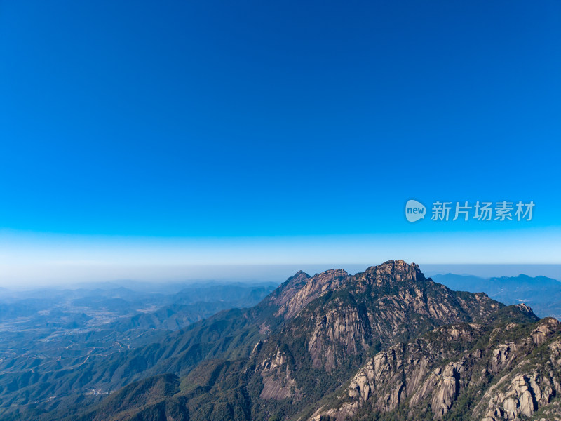 险峻陡峭山峰航拍图