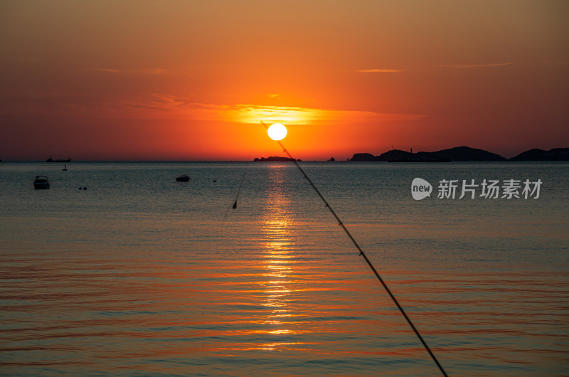 山东烟台第一海上浴场栈桥海上日出景观