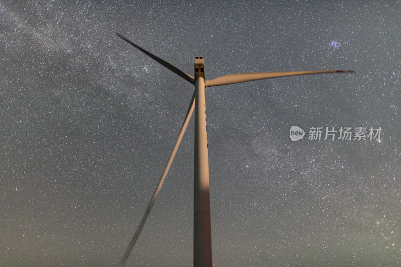 广西柳州融水县-冬季银河与风力发电机