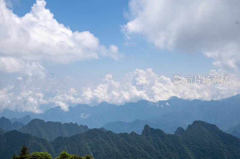 自然风光高山森林蓝天白云