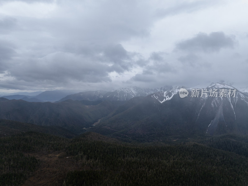 航拍美丽中国香格里拉高海高海拔雪山、森林