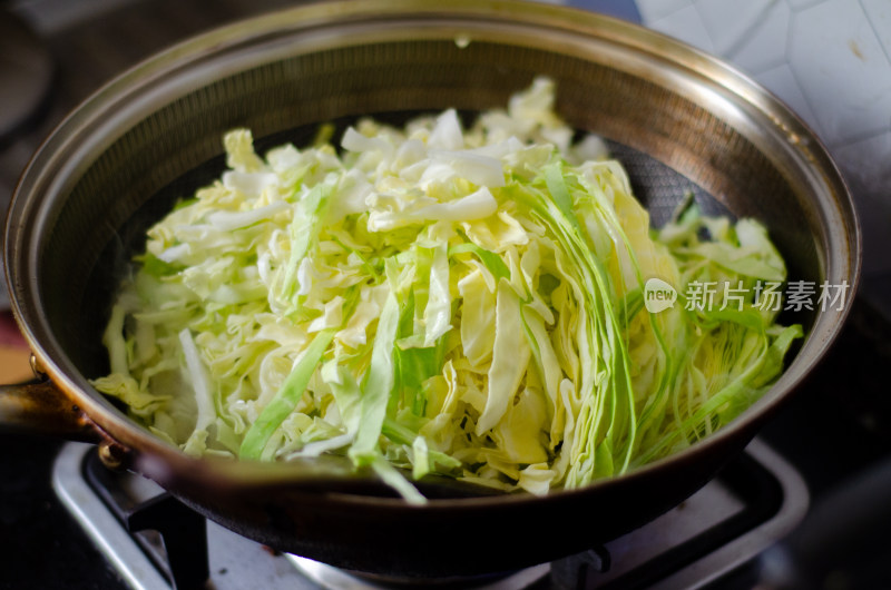 锅中烹饪的卷心菜