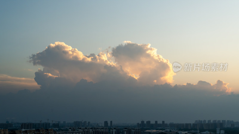 城市上空壮观的大型积云景象