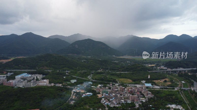 广东东莞：山峰之间出现骤雨