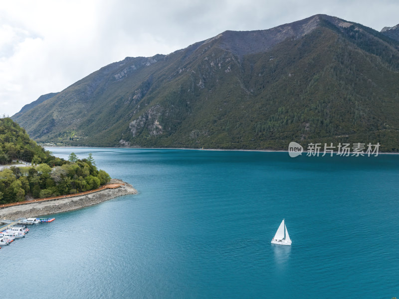 西藏林芝地区巴松错村庄神湖春色高空航拍