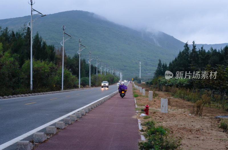 福建省福州平潭岛环岛路，起雾的道路