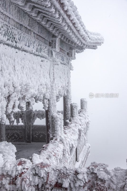 寒冷冬天冰雪霜冻的古建筑房檐走廊