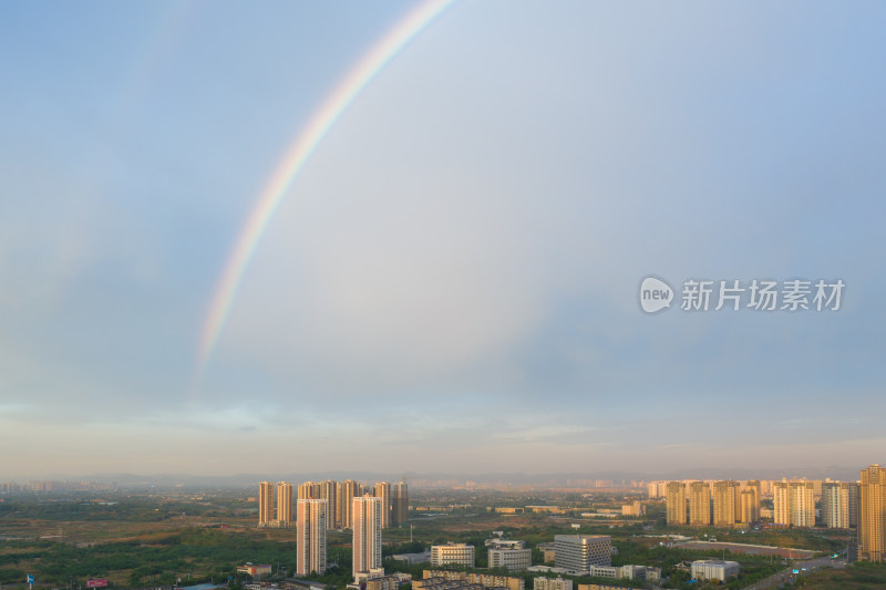 雨后城市的彩虹