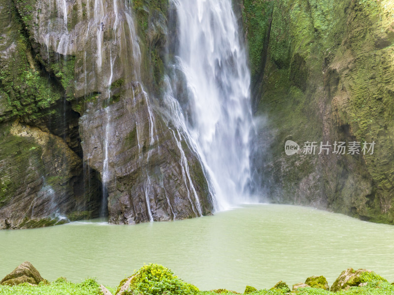 大自然高山流水瀑布湖南湘西大龙洞瀑布