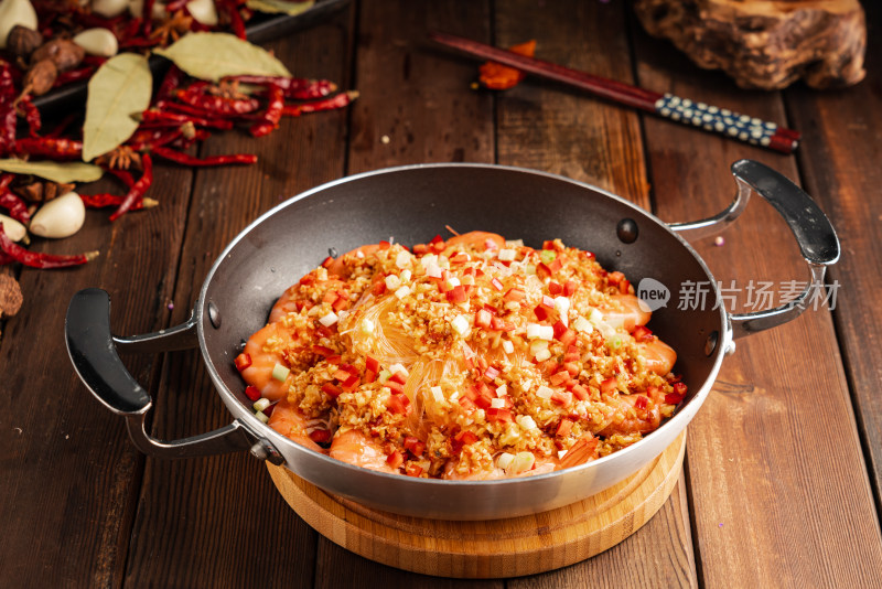 中餐美食一盘美味的干锅蒜蓉虾