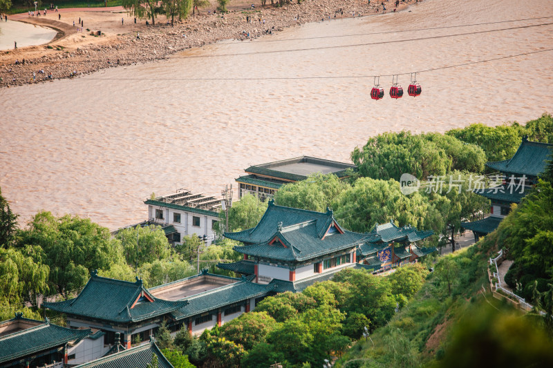 甘肃兰州白塔山，眺望中山桥与黄河两岸风景