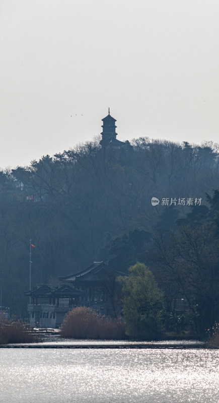 南京城墙看雾色九华山