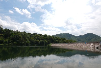 蓝天下的农村水库