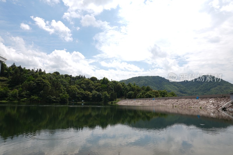 蓝天下的农村水库