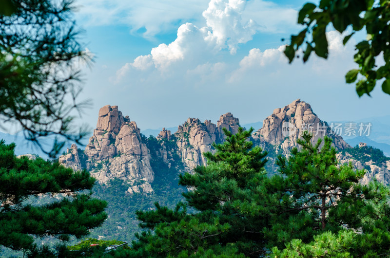 青岛崂山仰口景区,蓝天白云山峰绿树