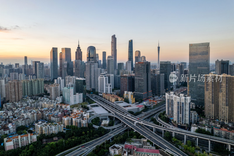 城市高空俯瞰高楼与立交桥全景