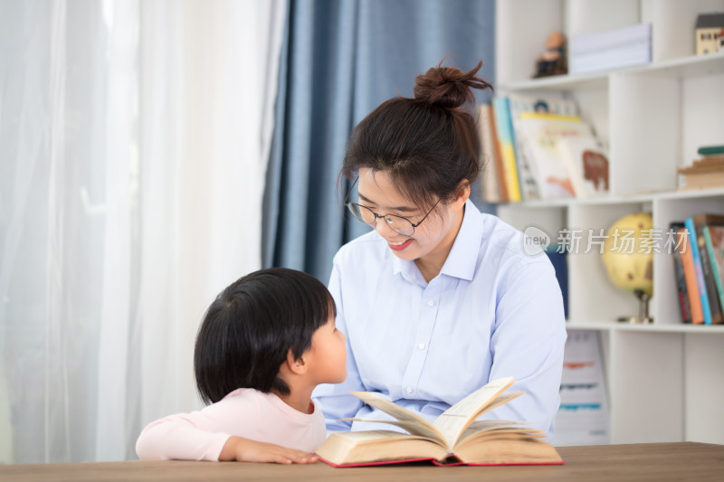 妈妈陪伴女儿成长