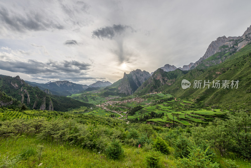 蓝天白云山峰