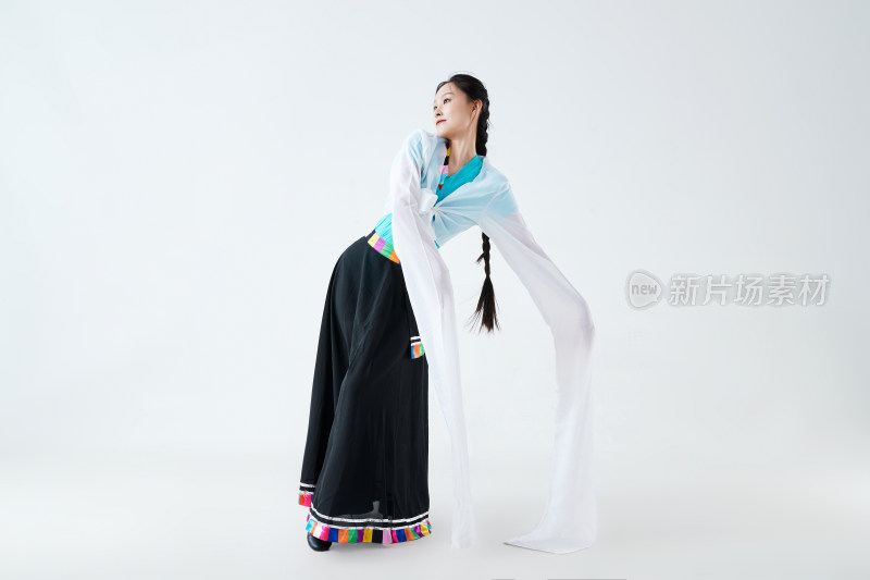 穿着藏族服饰跳着藏族舞蹈的少女