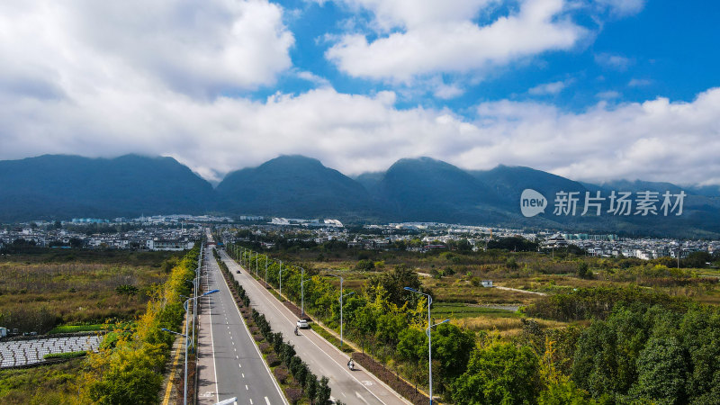 公路沿线自然风光俯瞰