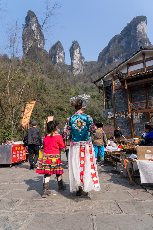 湘西德夯苗寨少数民族服饰背影