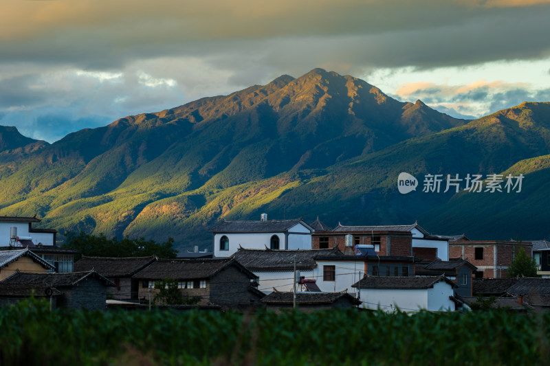 村庄后光影变化的高山