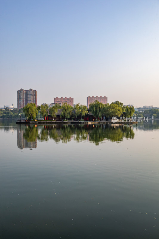 山东济南大明湖风景区自然景观与城市风光