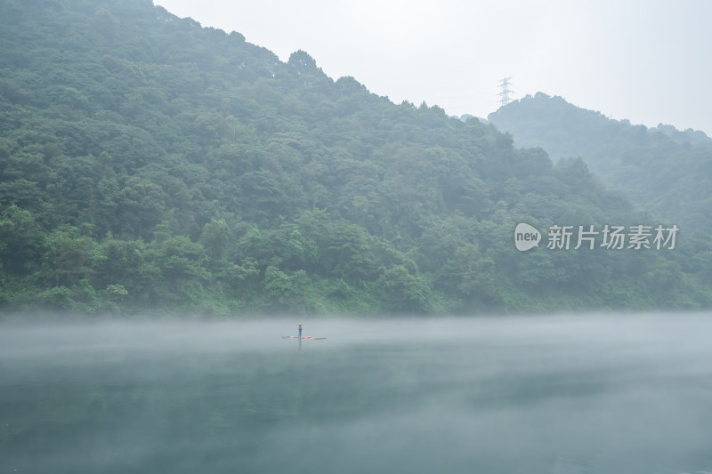 湖南郴州小东江晨雾小船薄雾笼罩下宁静之美