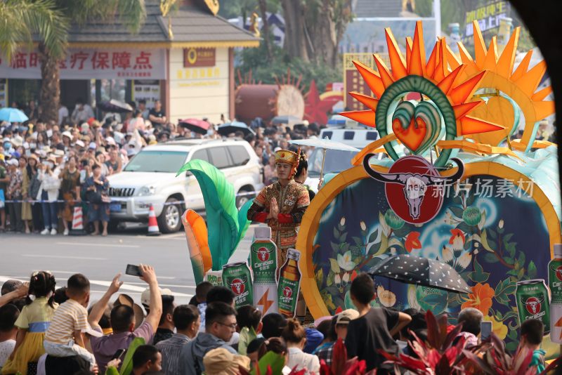 西双版纳泼水节街头民族风格花车巡游场景