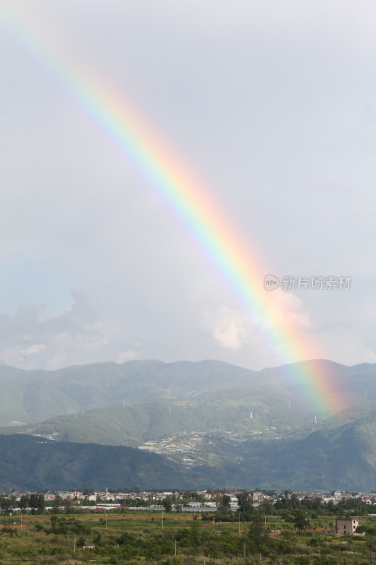 四川凉山州西昌天空中的彩虹