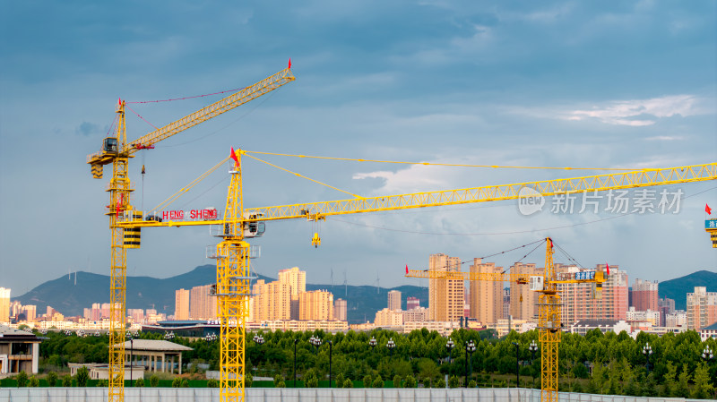 城市建设工地塔吊背景图