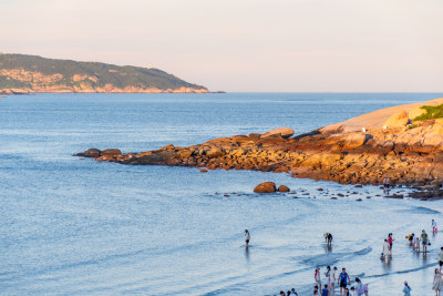 东山岛海边游客漫步嬉戏场景