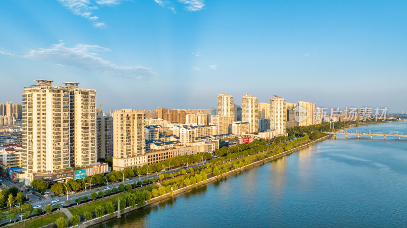 湖北省随州市涡水河府河边的楼房