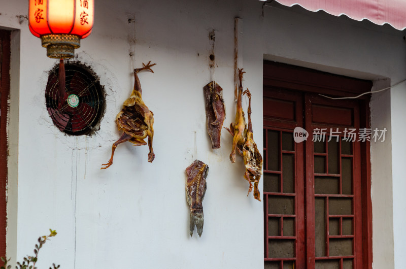 上海朱家角古镇门前挂的肉干