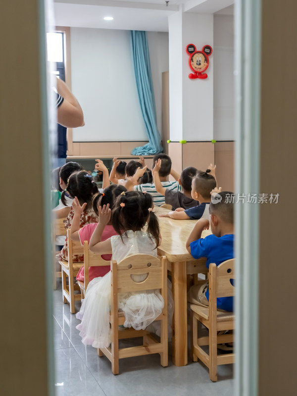 社区幼儿园教育，孩子上课