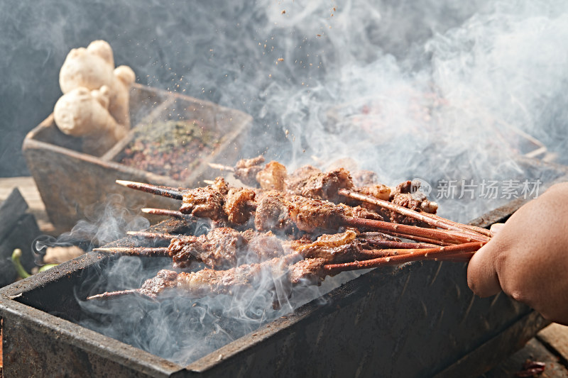 满是烟火气的烤炉上的鲜羊肉新疆红柳大串
