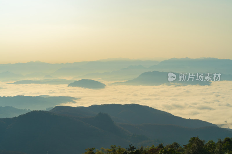 山之间的云海