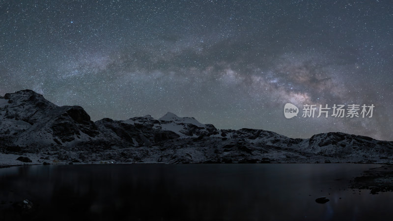 西藏嘎玛沟措学仁玛银河与雪山湖泊的夜色