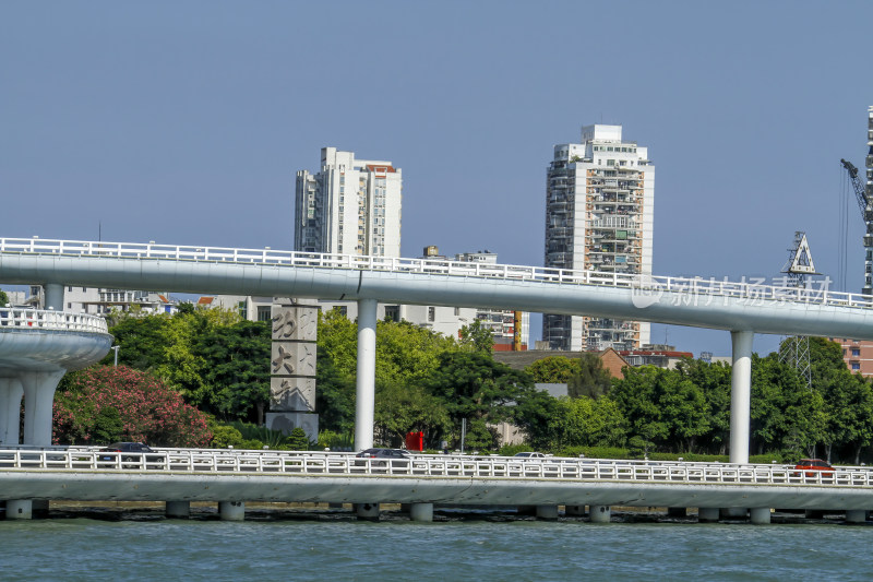 厦门海上桥梁与高楼组成的城市景观航拍