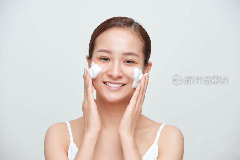 年轻女性涂抹洁面泡沫