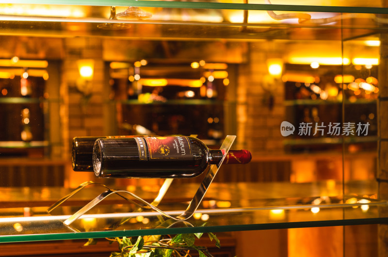 青岛葡萄酒博物馆，酒架上的葡萄酒