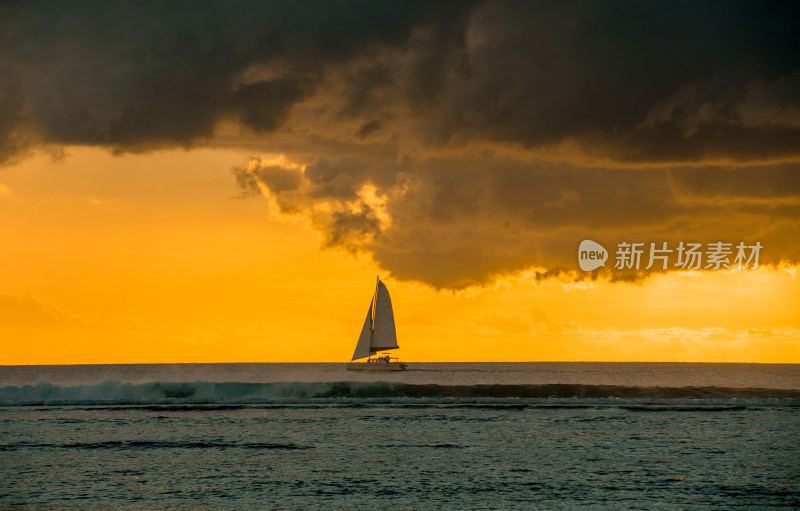 海上风光宁静大海夕阳晚霞船只